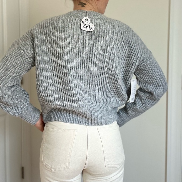 Cable Knit V-neck Pullover - Picture 7 of 9